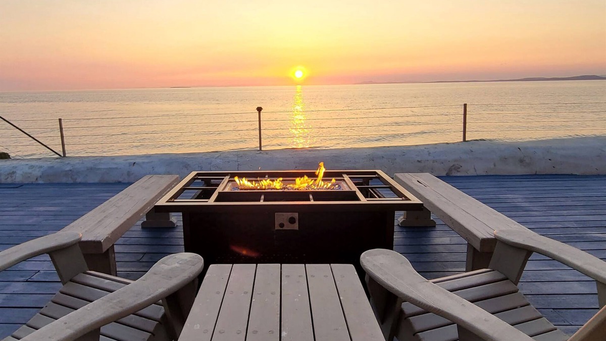 Oak Harbor House | Beachfront Steps to the Sand, Hot Tub Birdwatching