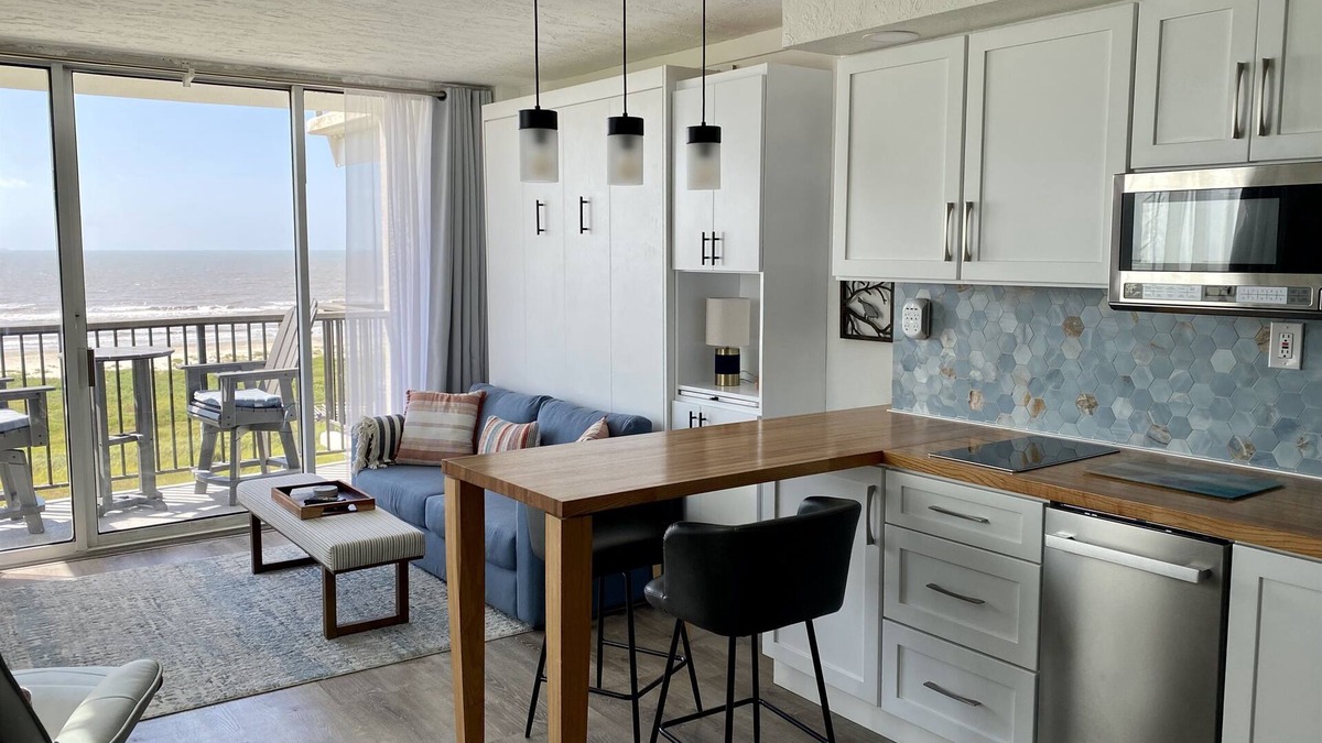 Galveston Condo | Beachfront Studio Fantastic Gulf Views!