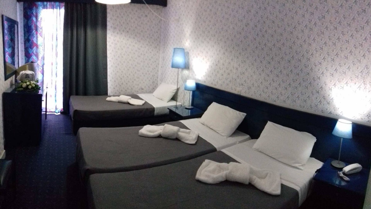 Agia Marina Bed & Breakfast | Beachfront Triple Room- Argo Seaside Stays