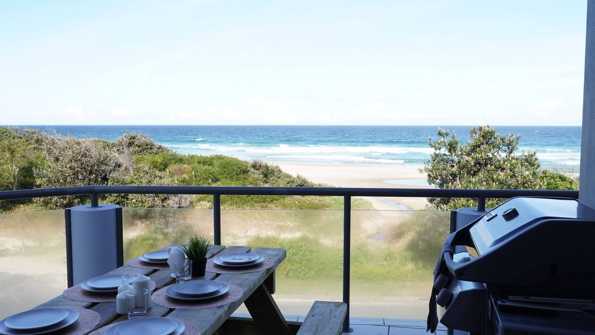 Blueys Beach House | Beachfront Views - Sleeps 6 comfortably + Pets welcomed!