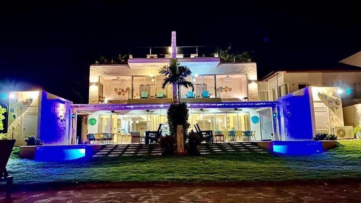 El Limon House | Beachfront Villa perfect for a family getaway! Pet-friendly + services.