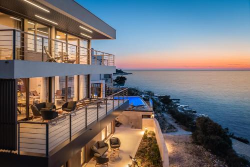 Dvornica Villa | Beachfront Villa Punta Planka with Pool