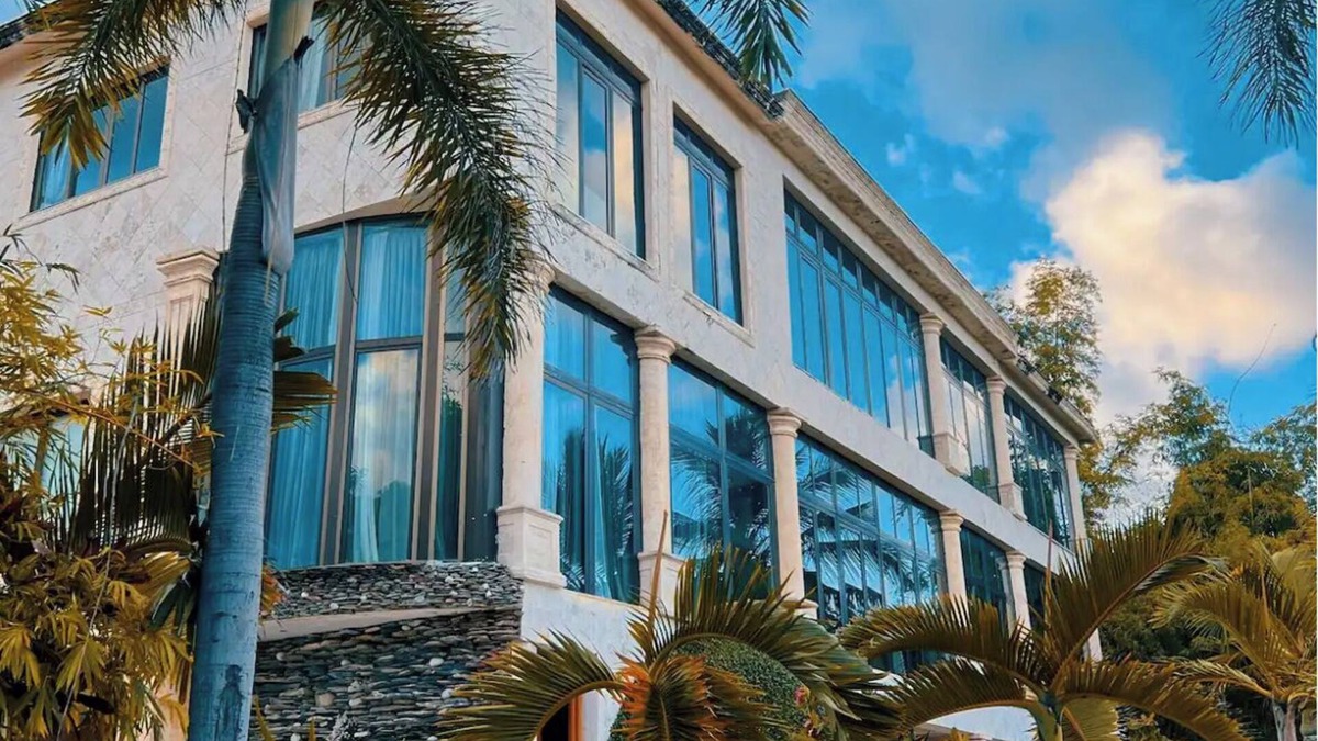 Juan Esteban Villa | Beachfront villa with 6 bdrms 8 Baths, with Natural Pool, Jacuzzi, WiFi, AC, BBQ