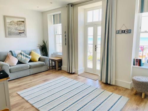 Weymouth Apartment | Beachfront with balcony 1st Floor apartment "The Beaches"