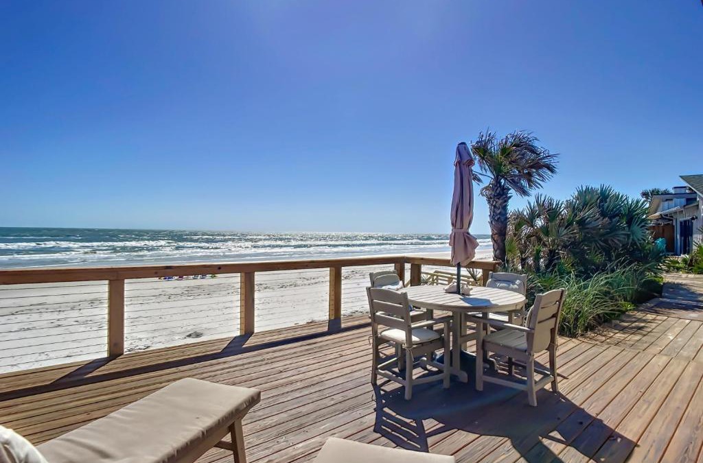 Sea Dunes Apartment | Beachfront with large deck Pool Sea Dunes Sailfish A2