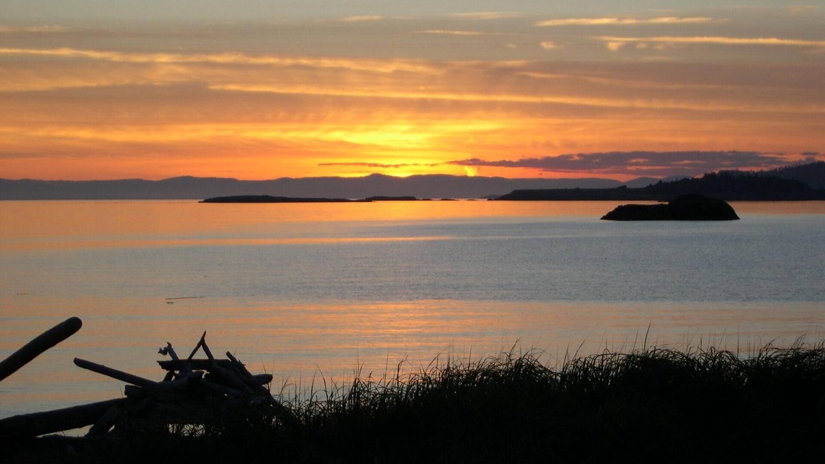 Lopez Island Cabin | Beachfront with Spectacular Sunsets. Lopez Island