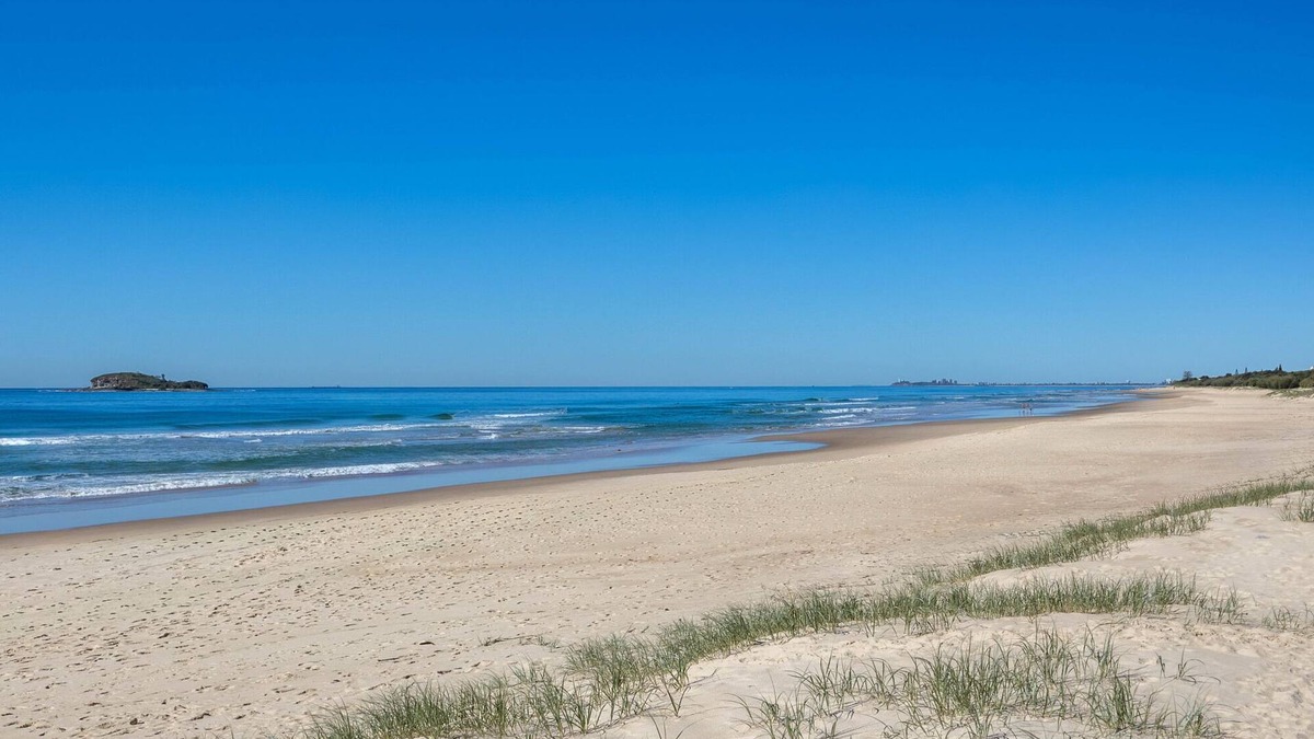 Marcoola Apartment | Beachside 3-Bed with Pool, BBQ, Gym & Tennis Court