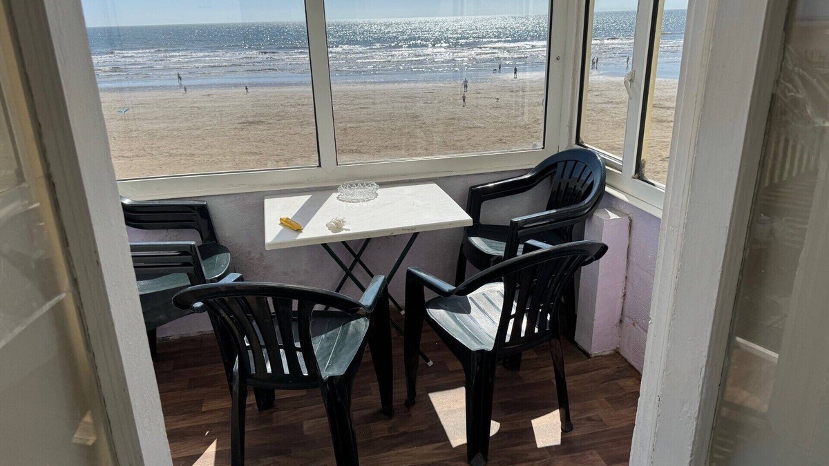 Pendine Apartment | Beachside Apartment with Stunning Sea Views (only a few steps from the beach!)