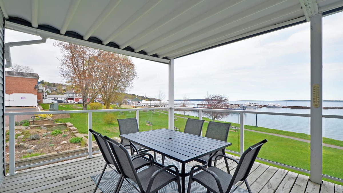 Bayfield Condo | Beachside Bliss | Airy Vibes and Island Views