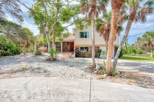 Englewood House | Beachside Bliss: Family-Friendly