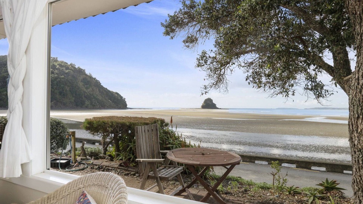 Waiwera House | Beachside Bliss – Waiwera Beachfront Holiday Home