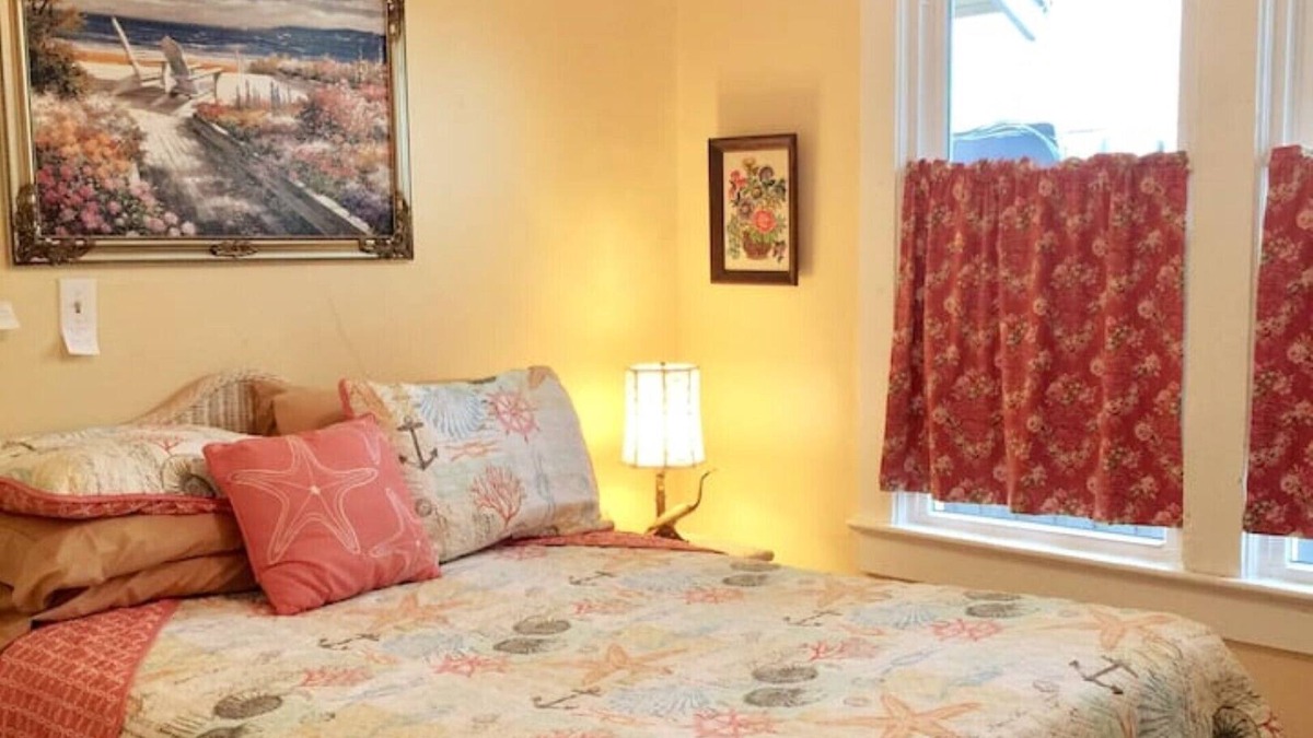 Surfside Historic District House | Beachside Bungalow *NASCAR*Walk to Main St/ Ocean