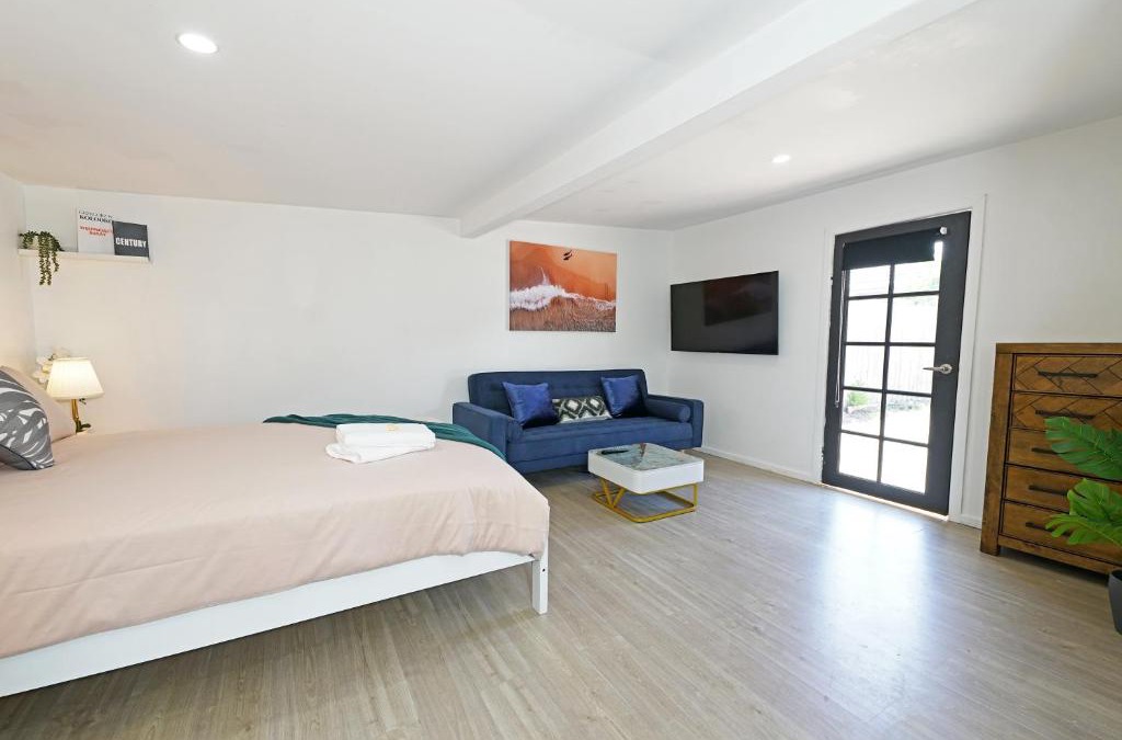 Parkdale Apartment | Beachside Compact Backyard Cabin near Mentone