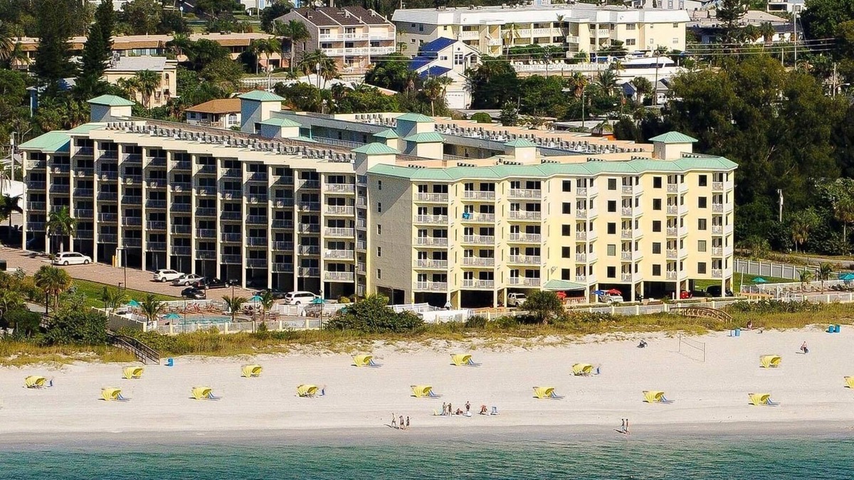 Treasure Island Condo | Beachside Escape: 2BR/2BA with W/D