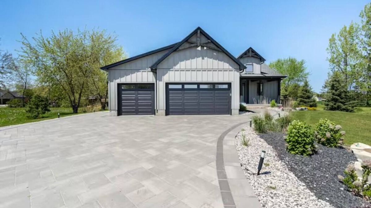 Zurich Cottage | Beachside Escape | Hot Tub & Unwind by the Beach | Enjoy Grand Bend & Bayfield