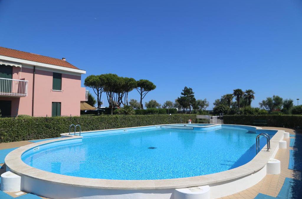 Mazzorno Sinistro House | Beachside Family Garden Retreat