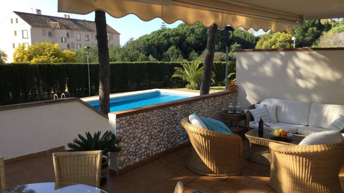 Urbanizacion Marbessa Apartment | Beachside Family Apartment with Direct Pool Access