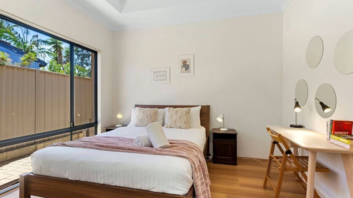 Innaloo Villa | Beachside Gem in Doubleview! Free Wi-Fi! Parking!