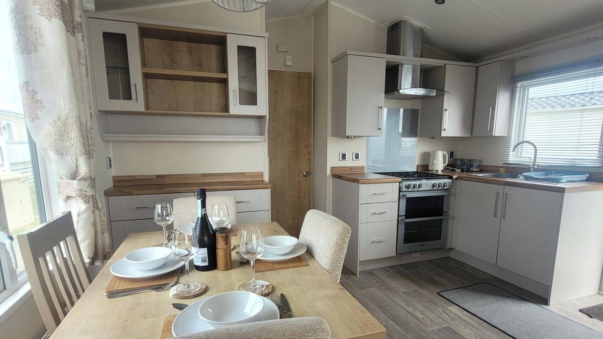 Morecambe Cabin | Beachside Holiday Retreat - Sleeps 6 & Parking