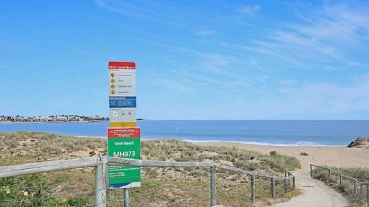 Mandurah House | 'Beachside'home 20 metres to beach. Ideal for families and friends.