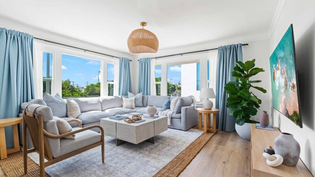 The Strand House | Beachside Home | Steps to Ocean | Parking