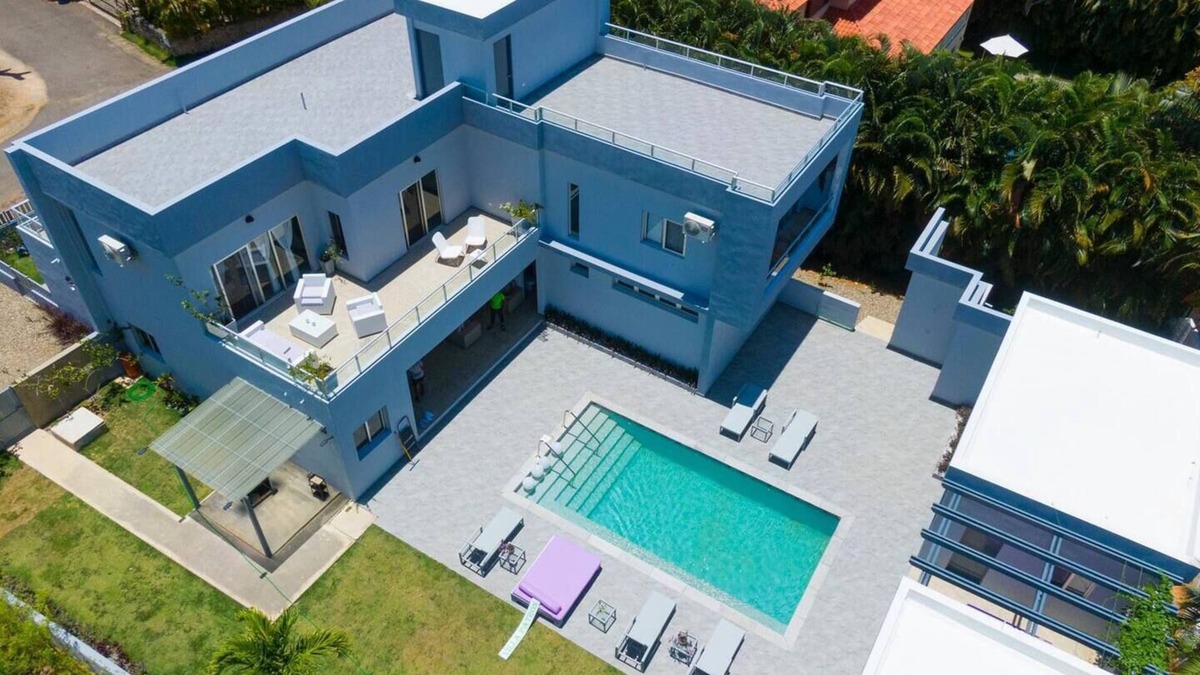 La Mulata House | Beachside Oasis in Prime Location w/Pool & Garden