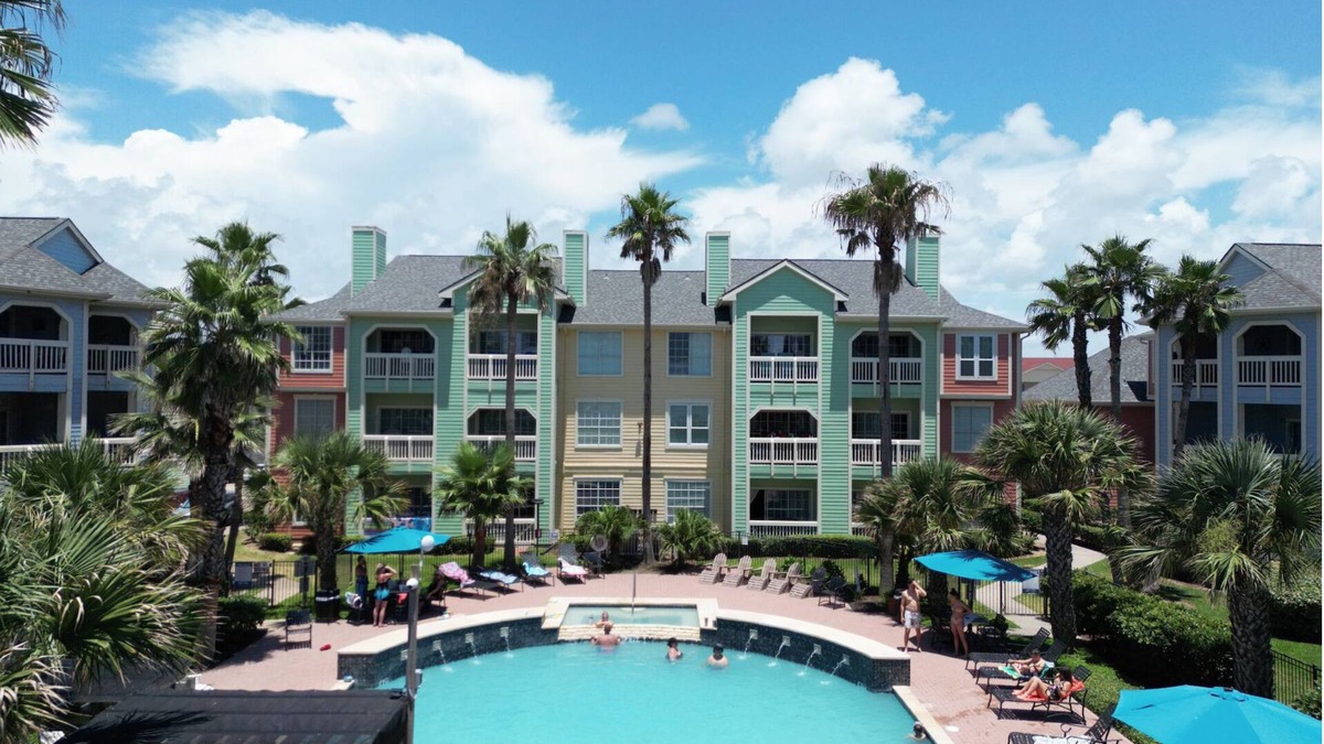 Galveston Condo | Beachside & Poolside - Sleeps 4 - Chic Décor- Sparkle Clean