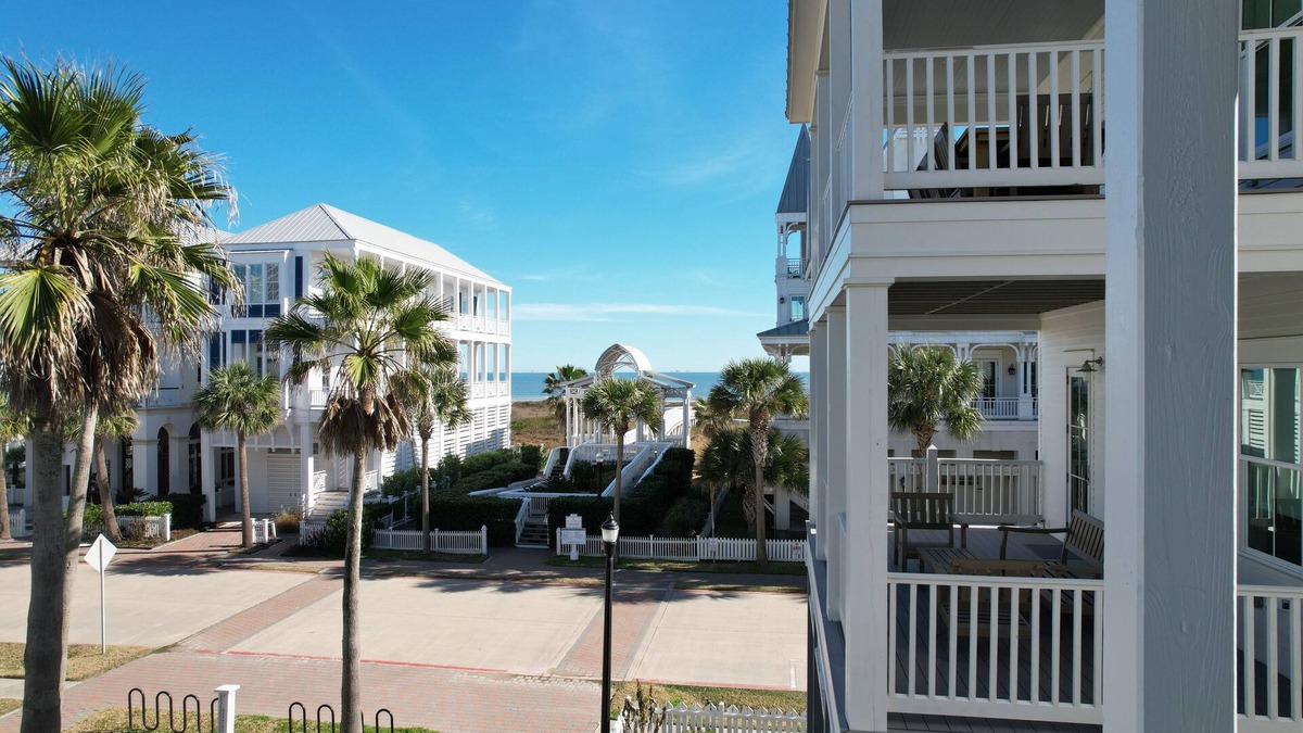Galveston House | Beachtown Galveston - 5 Bed, 4.5 Bath - Located between Beach and Pool