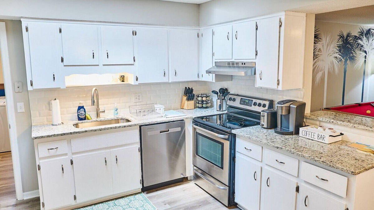 Isle of Palms House | Beachy Bungalow: 3BR Home w/Billiards/grill!