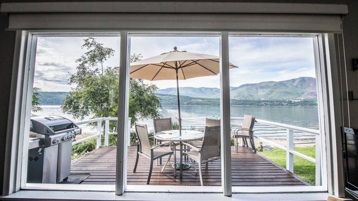 Scotch Creek Cabin | Beachy family cabin right on Shuswap Lake