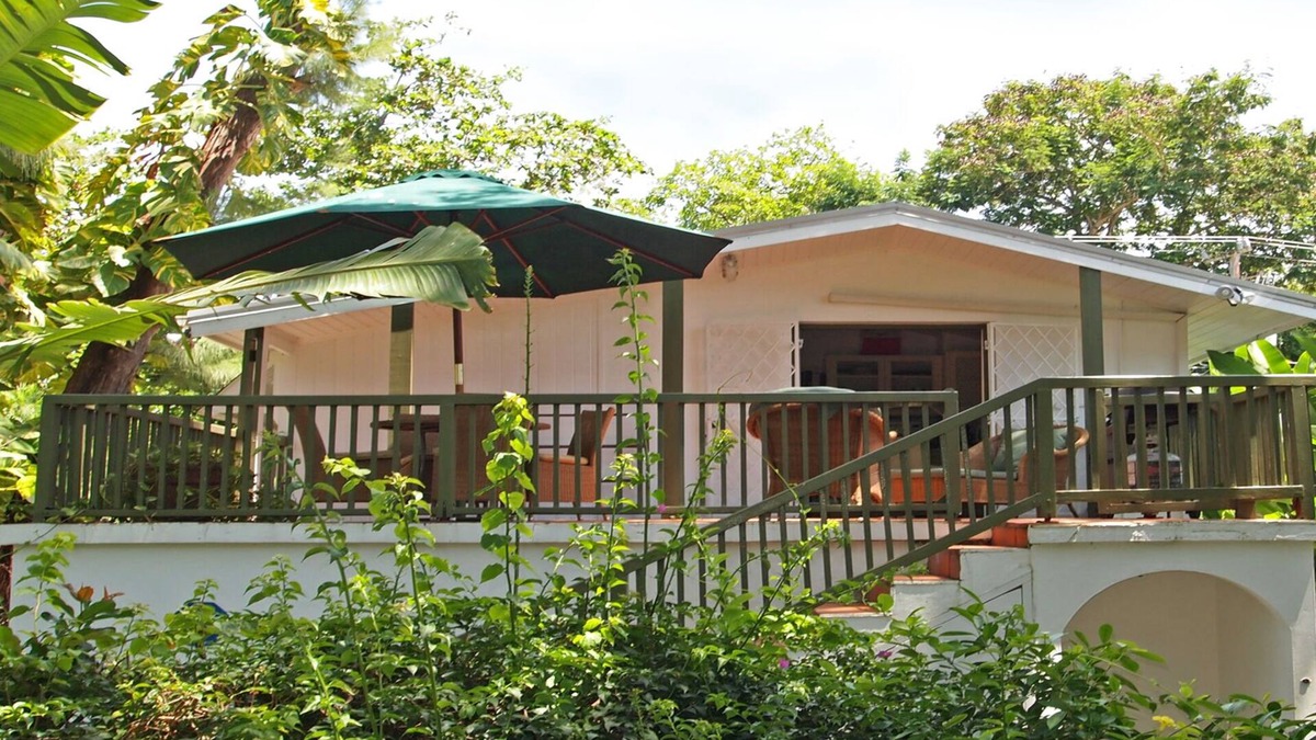 Gibbs Bay Apartment | "Beachy" Hideaway on the best beach on the West Coast