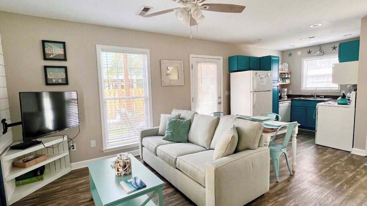 Tranquil Harbour Cottage | Beachy Keen ~Charming Dog Friendly Cottage-Walk to Beach! Sleeps 6