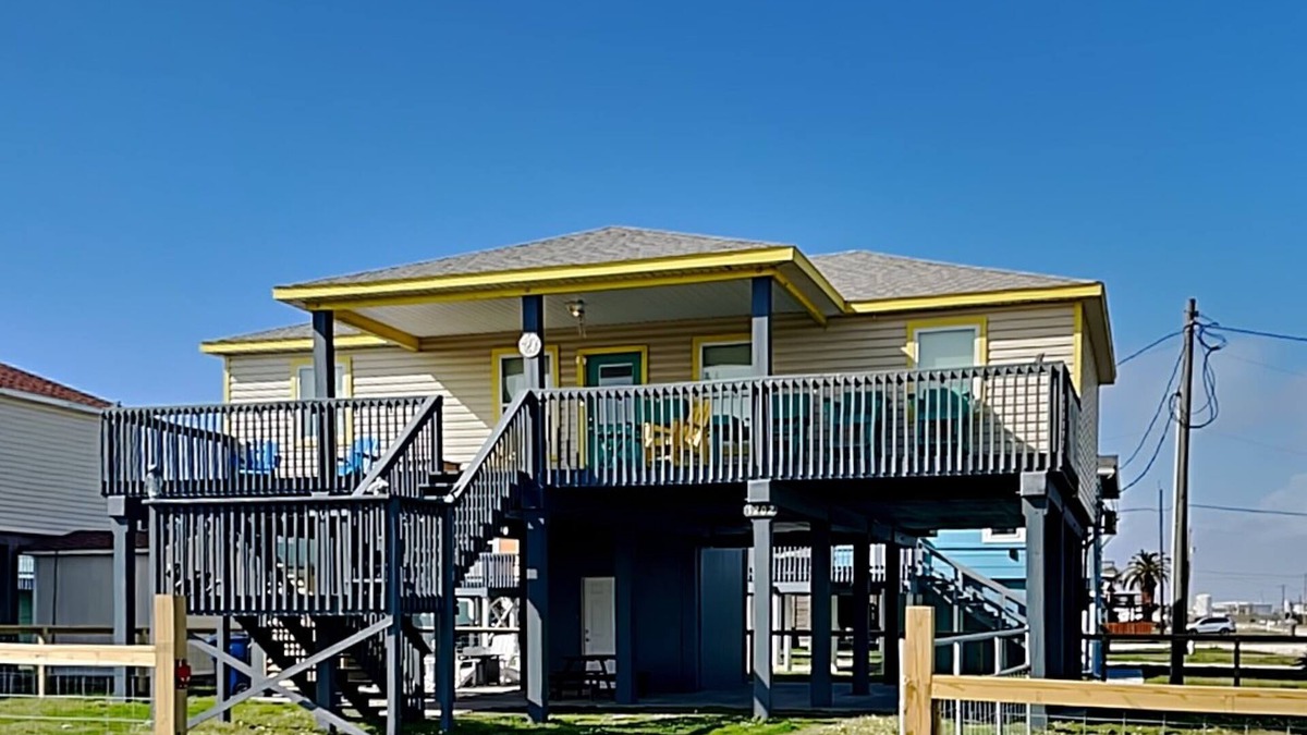 Surfside Beach House | Beachy Keen | Pet Friendly + Only 1 Block to Beach!