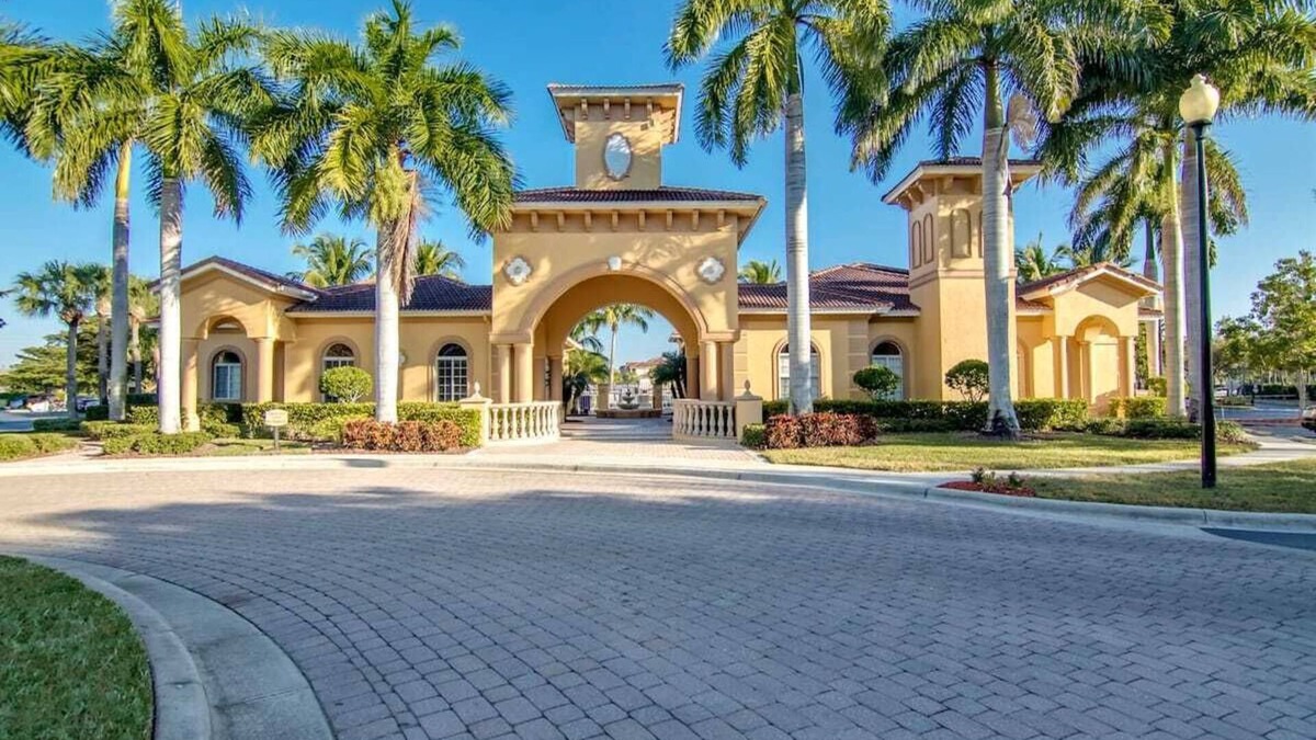 Iona Condo | Beachy Sunny Apartment - Close to Everything