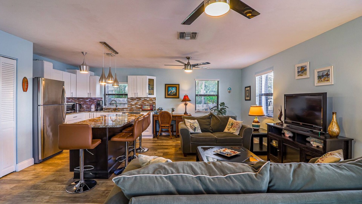 Lake Park House | Beachy Tiki on the Water!