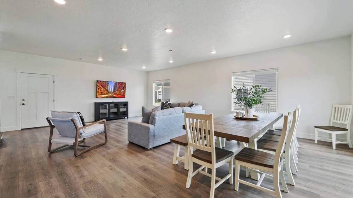 Sweetwater House | Beacon Point W/Private Hot Tub Sleeps 18 + Arcade and Ideal Beach Access!