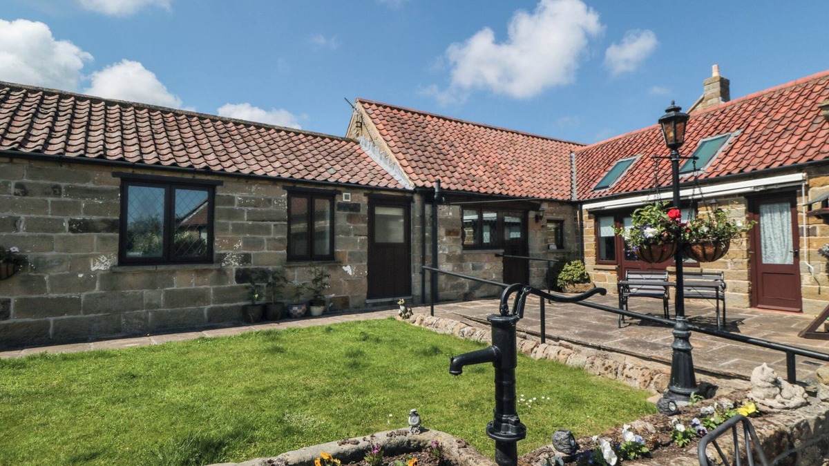 Burniston Cottage | BEACONSFIELD COTTAGE, family friendly, with a garden in Scalby