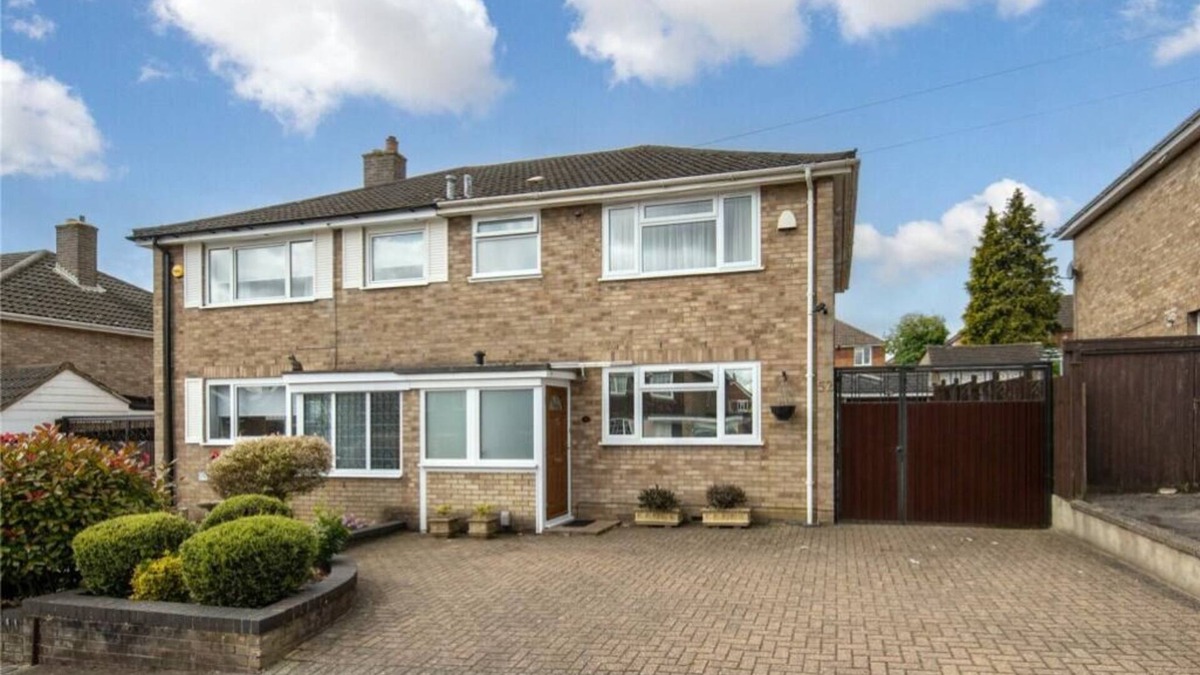 Luton House | Beaconsfield House in Quiet and a very Pleasant Area, near Luton Airport