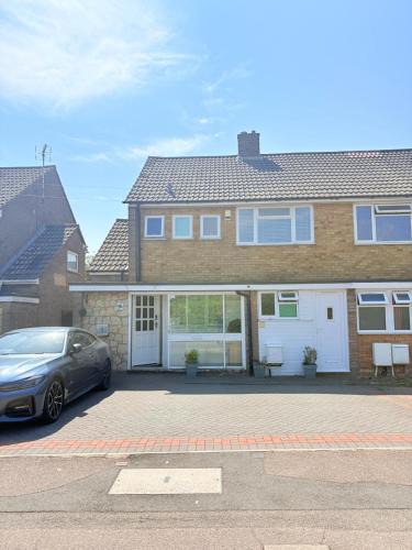 Luton House | Beaconsfield House - Pleasant Area, Free Parking & Quiet Stay near LTN