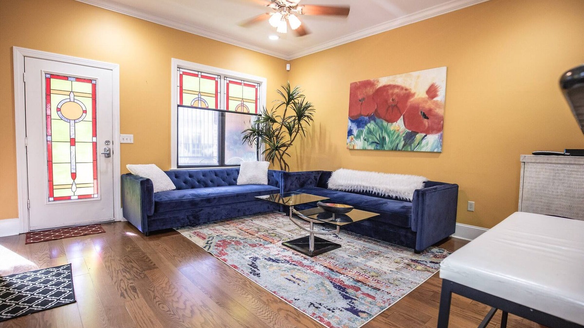 South Main Historic District House | Beale 2 blocks, 2800 SqFt 9 beds 2car-garage 3 patios Trolley stop @front door