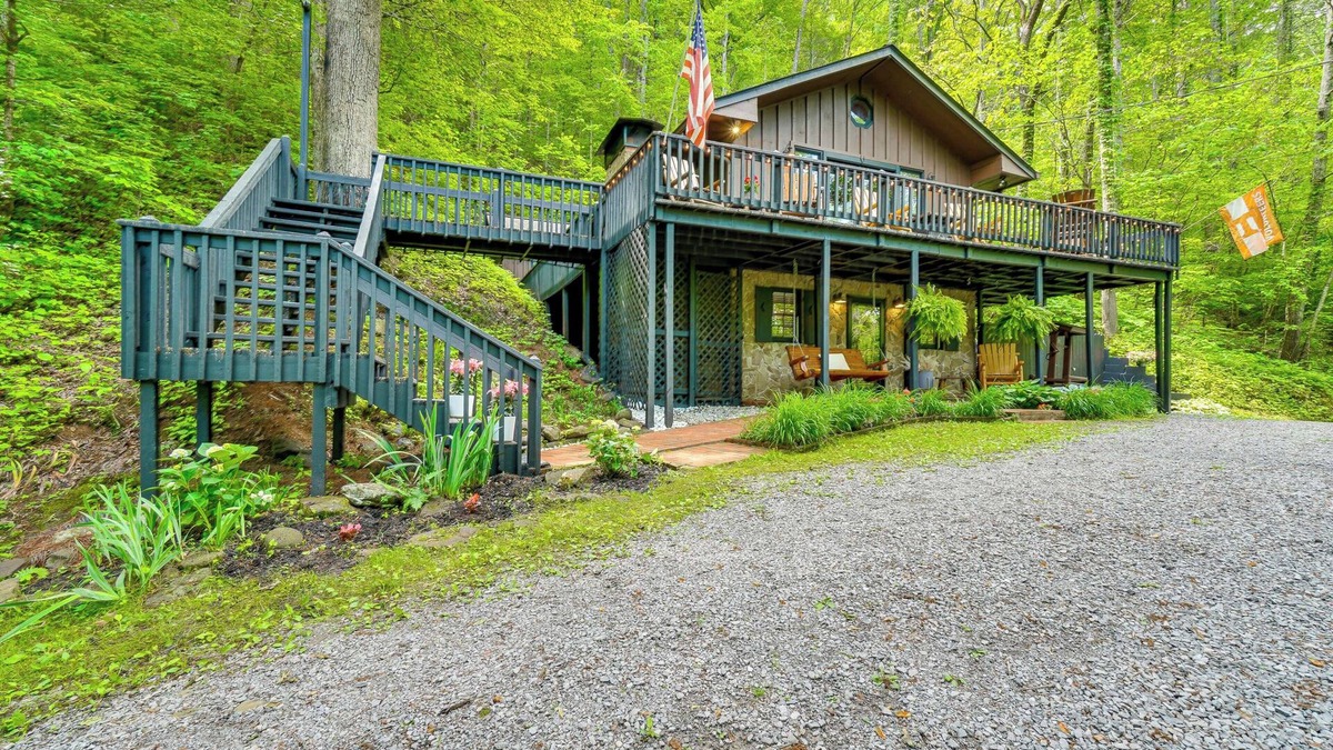 Townsend Cabin | 'Bear Acres Getaway' Cabin w/Deck in Townsend!