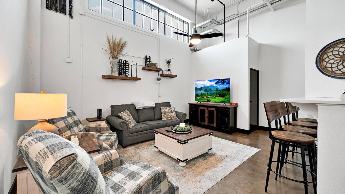 Brazos Condo | Bear Bungalow-2 bedroom luxury loft with free parking/walking distance downtown