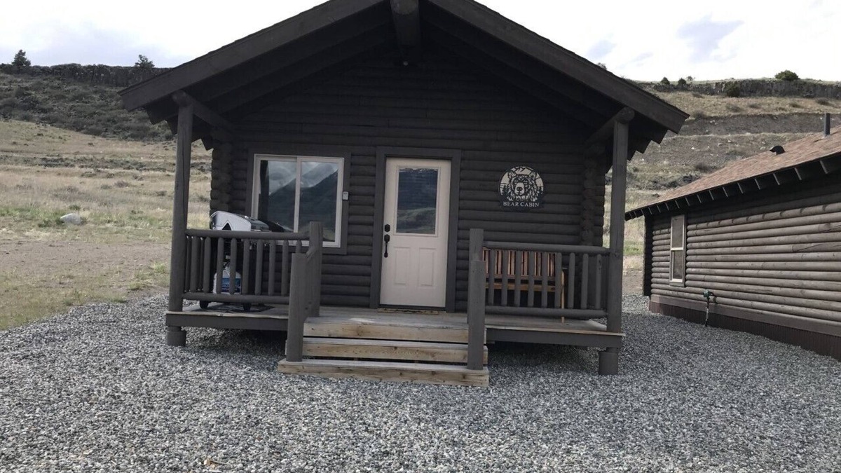 Emigrant Cabin | Bear Cabin in Paradise Valley 27 miles from North Entrance to Yellowstone Park