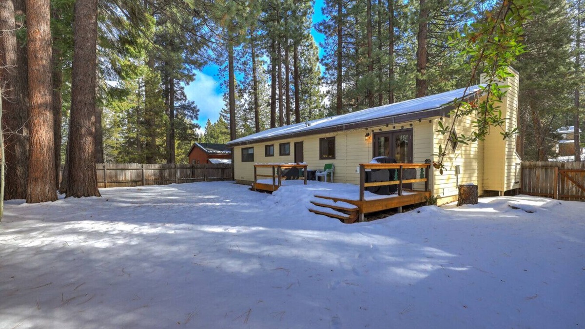 Pioneer Trail House | Bear Claw Trails - Dogs + Remodeled + Awesome Yard