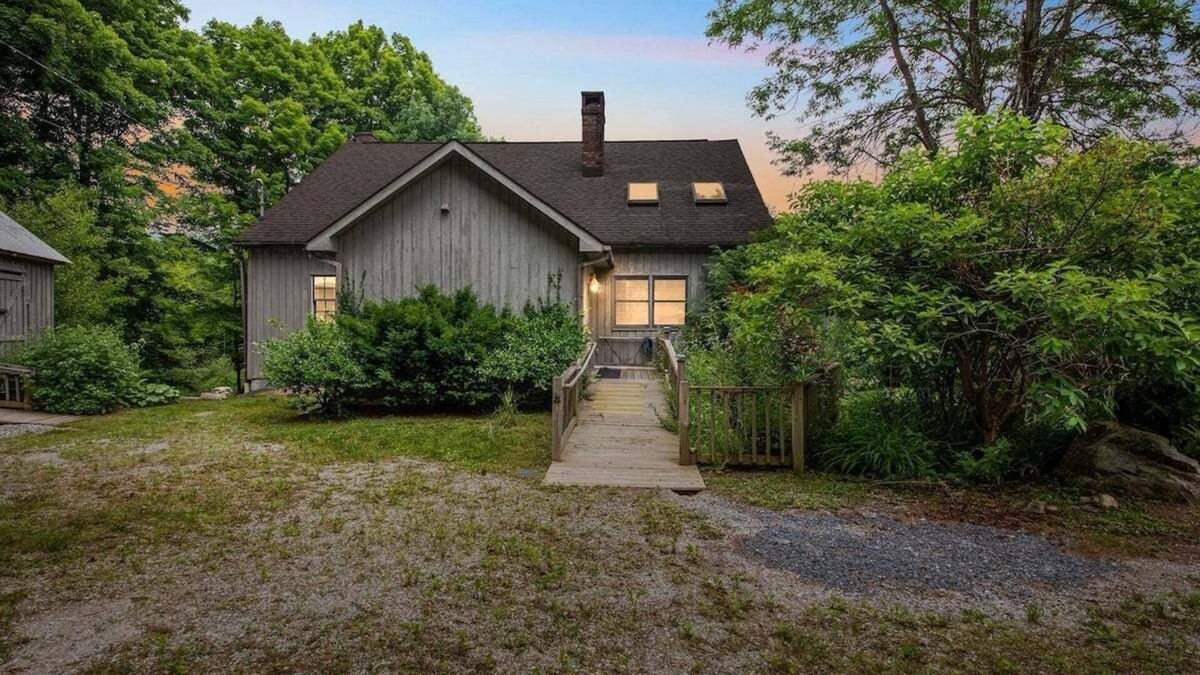 Sunderland House | Bear Pass - Mountain View 4 Bedroom Home by RedAwning