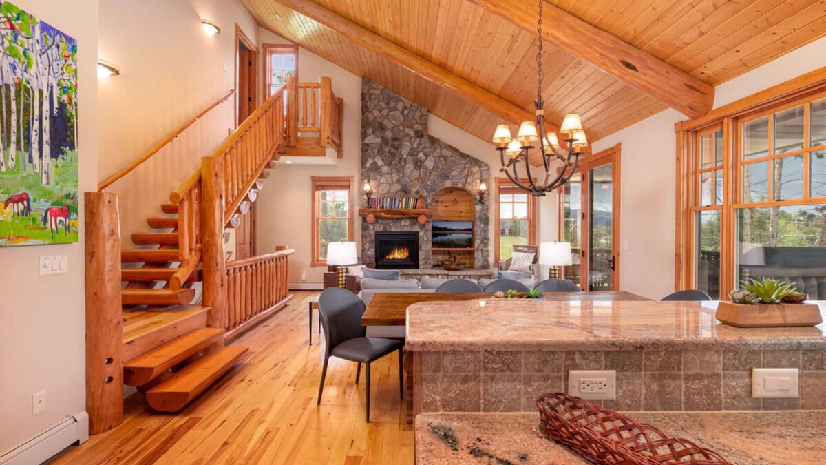 Fraser House | 🐻 Bear Pause | Pet Friendly Mountain Cabin | Bubbly Hot Tub | Awesome Decor!
