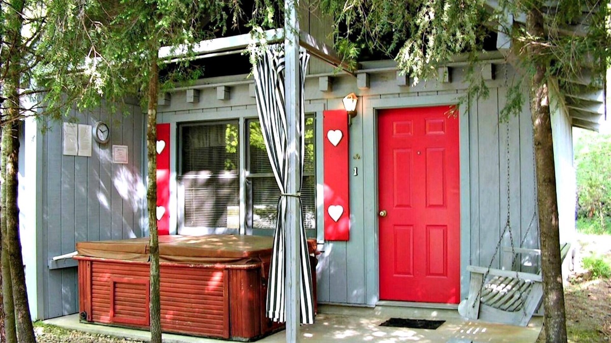 Sautee Nacoochee Cottage | Bear Paw Cottage #4 Queen Adorable ;Hot Tub; Pet Friendly;2Adults/2 Children max