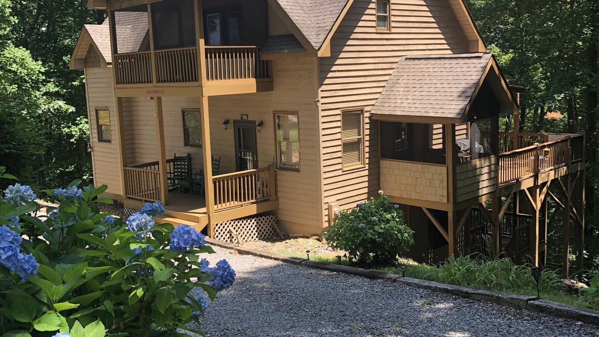 Unaka Cabin | Bear Paw Resort ,high speed internet , gas fireplace,firepit ,sleeps 8