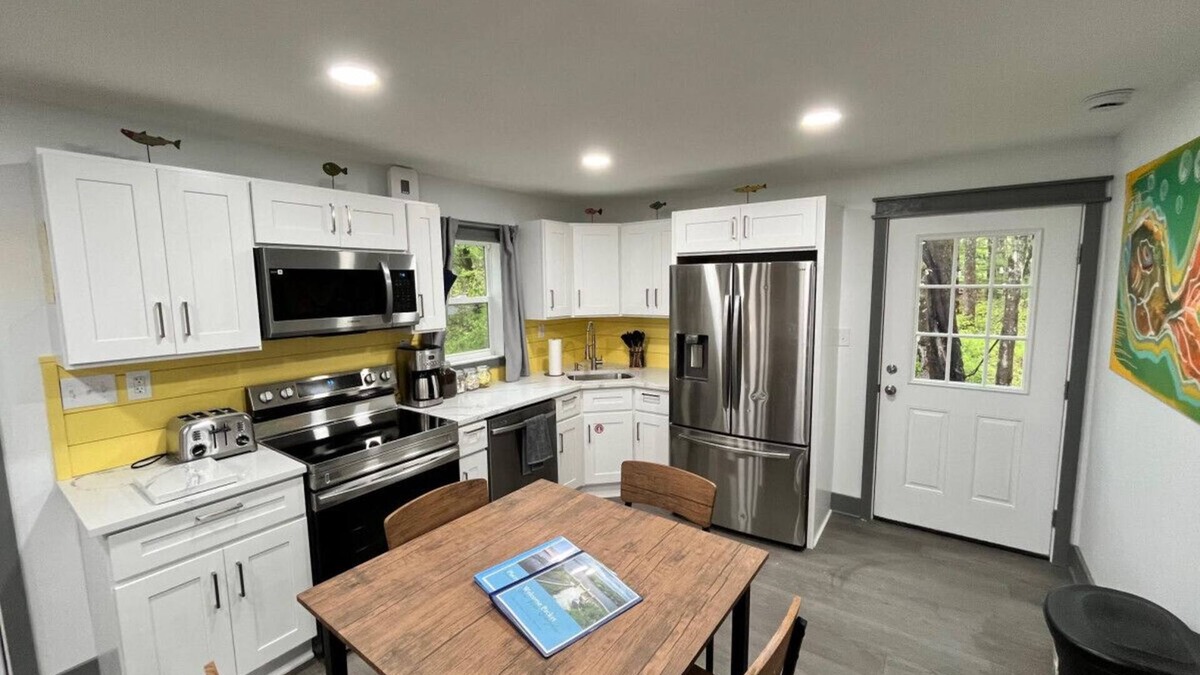 Hawley House | Bear Run Bungalow|Kayaks|Hot Tub|Fireplace|Central