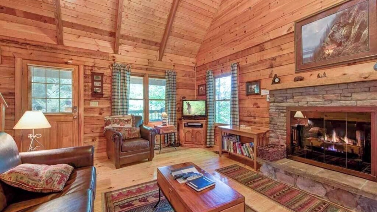 Gatlinburg Cabin | Bear's Den